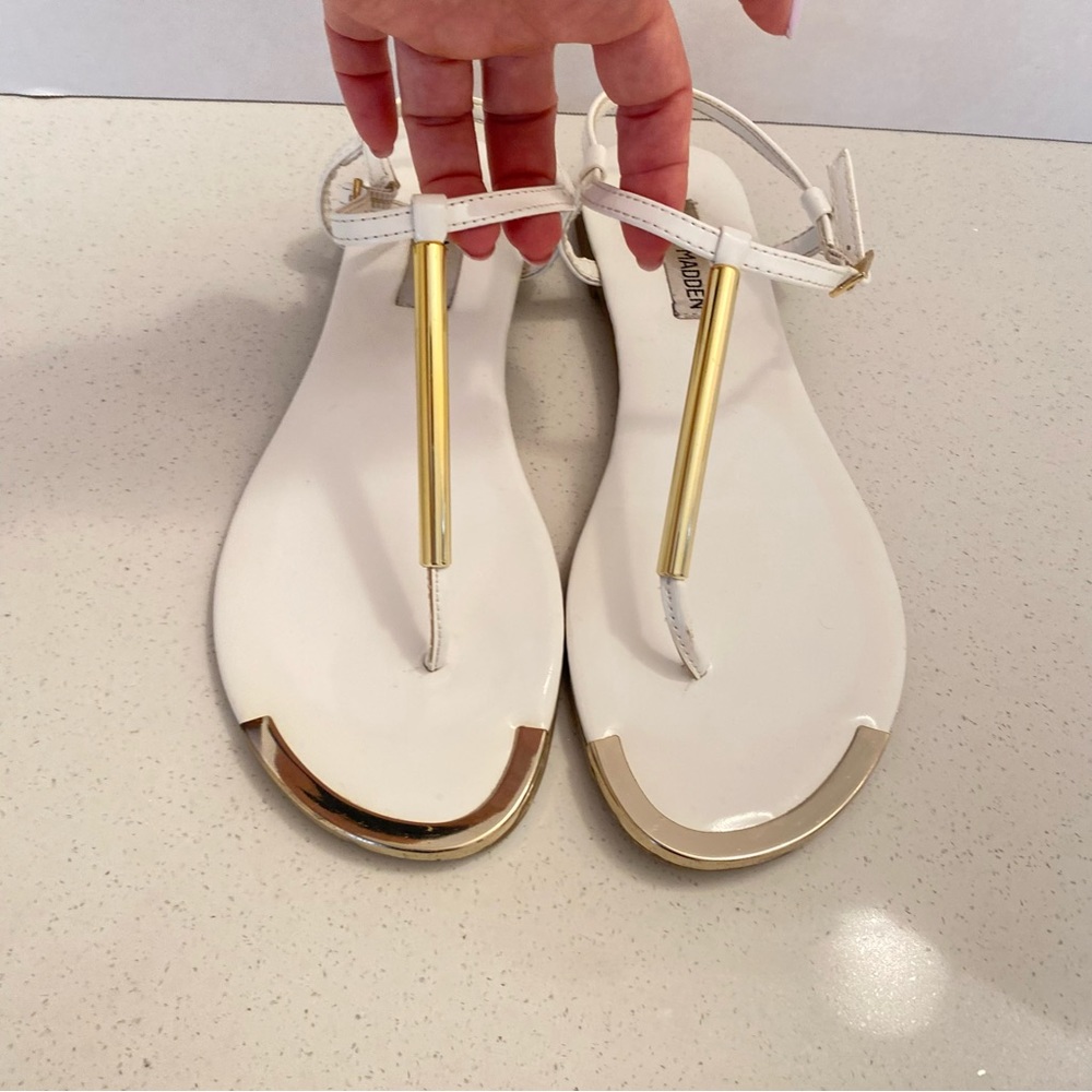 NWOT Steve Madden white and gold flat sandals size 7